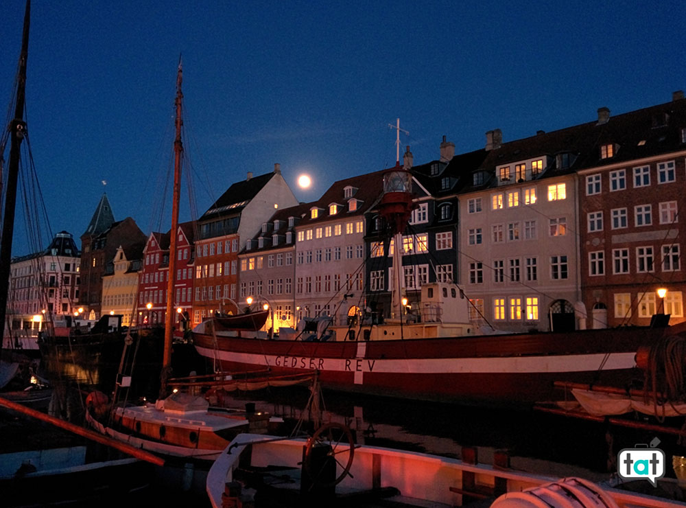 talk about travel Copenaghen Nyhavn sera