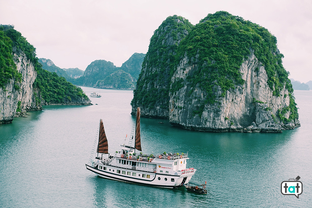 Barca nella baia di Halong